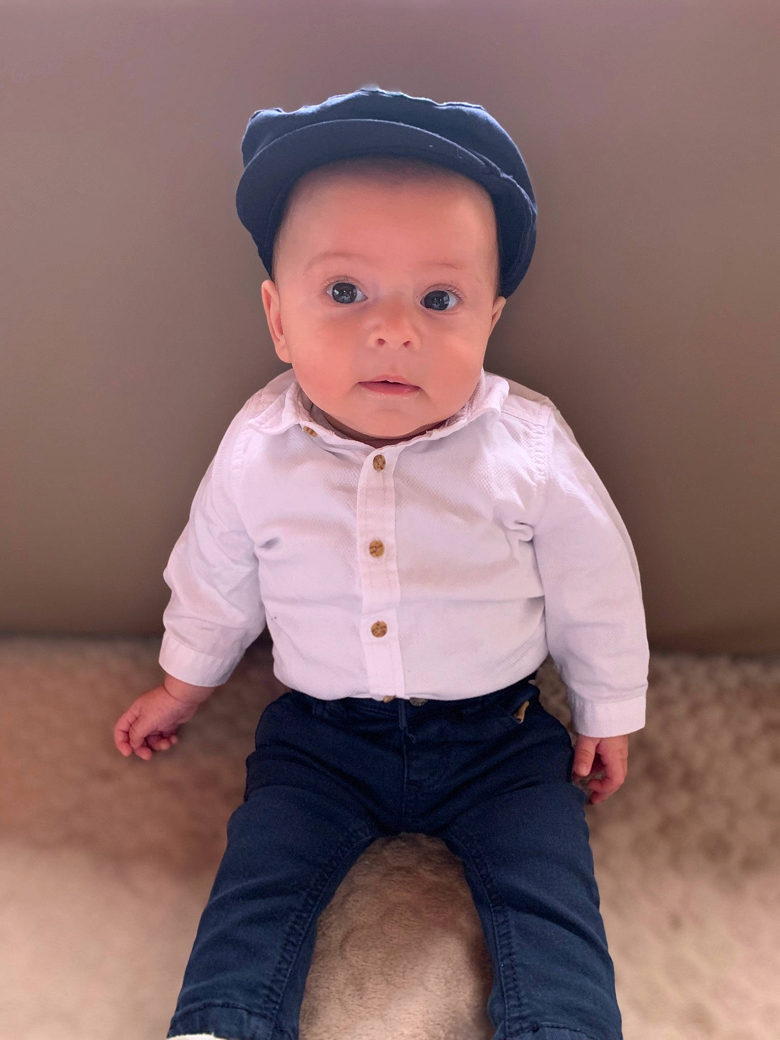 Djino participe au concours pour gagner de l'argent avec cette photo : baby, baby_toddler_clothing, cap, cheek, collar, dress_shirt, eye, fashion_accessory, flash_photography, gesture, happy, hat, head, headgear, human_body, lip, nose, person, sleeve, surprise
