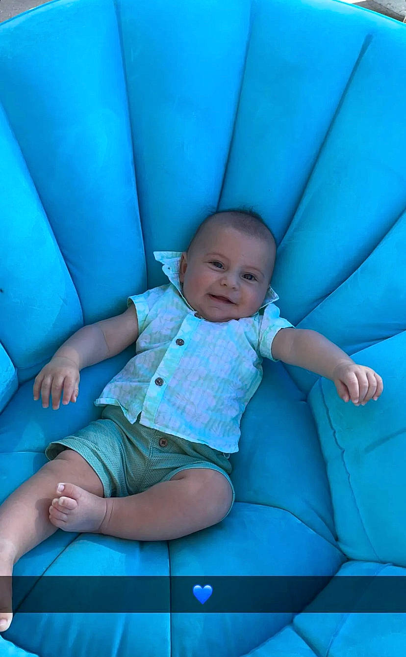 Djino a rejoint le concours — aidez-le/la à gagner de superbes lots ! aqua, azure, baby, baby_toddler_clothing, blue, child, comfort, electric_blue, flash_photography, fun, human_leg, joy, leg, leisure, person, pink, purple, sitting, skin, thigh