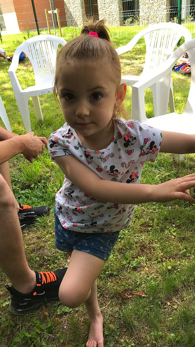 Djeïlly a rejoint le concours — aidez-le/la à gagner de superbes lots ! adaptation, child, fun, grass, person, plant, play, summer, toddler