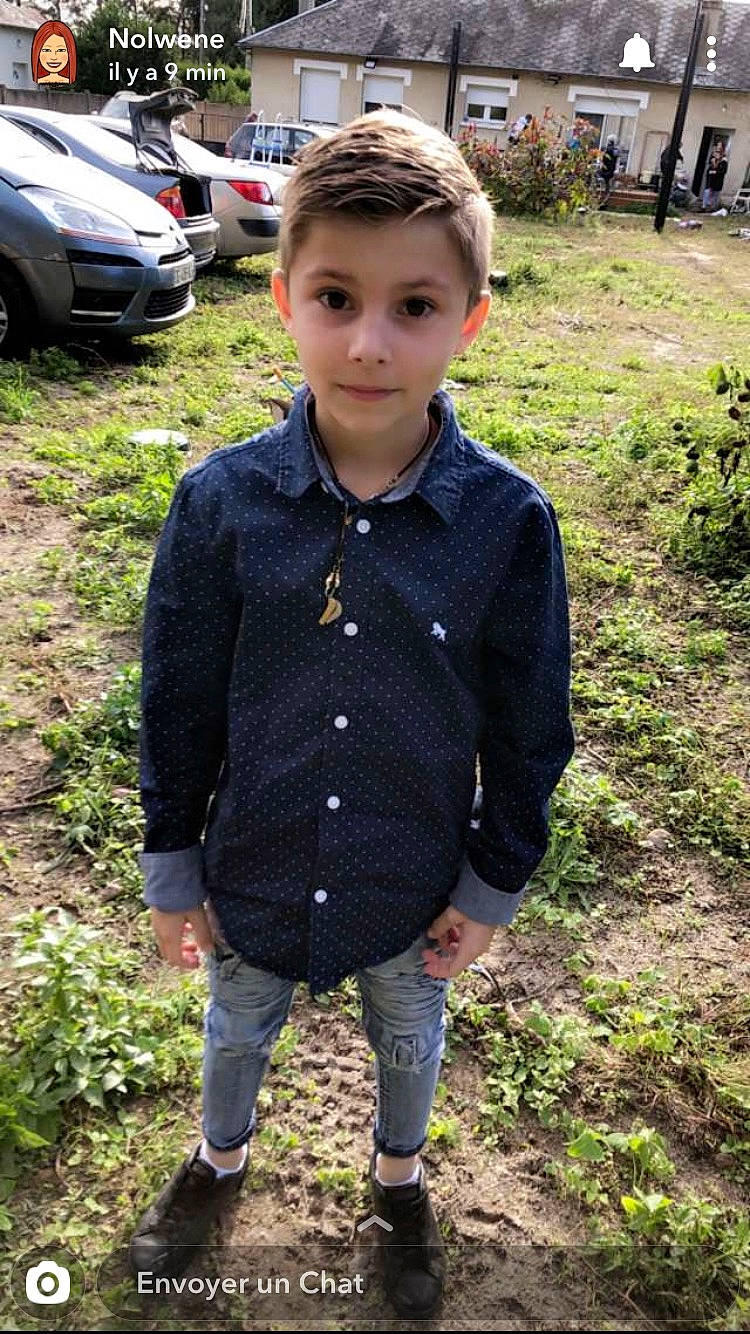 Enzo a rejoint le concours — aidez-le/la à gagner de superbes lots ! car, child, child_model, jacket, jeans, outerwear, person, sleeve, t_shirt, vehicle
