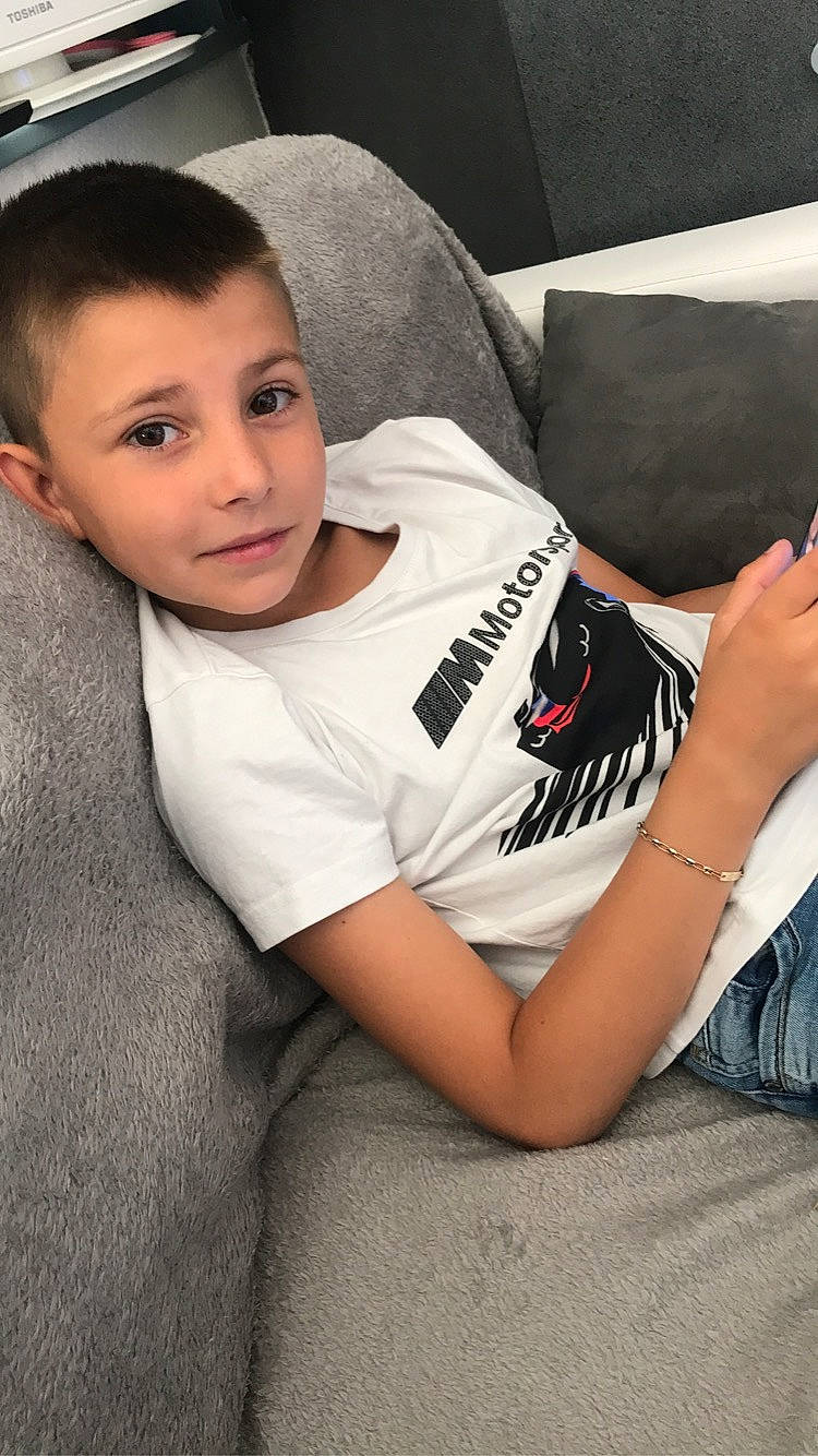 Enzo a rejoint le concours — aidez-le/la à gagner de superbes lots ! arm, black_hair, cheek, child, neck, person, photography