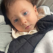 Lorenzo a rejoint le concours — aidez-le/la à gagner de superbes lots ! baby, blanket, blue_eyes, child, close_up, comfort, cozy, curious, cute, expression, face, hair, indoors, infant, person, portrait, skin, sleepwear, soft_texture, wrapped