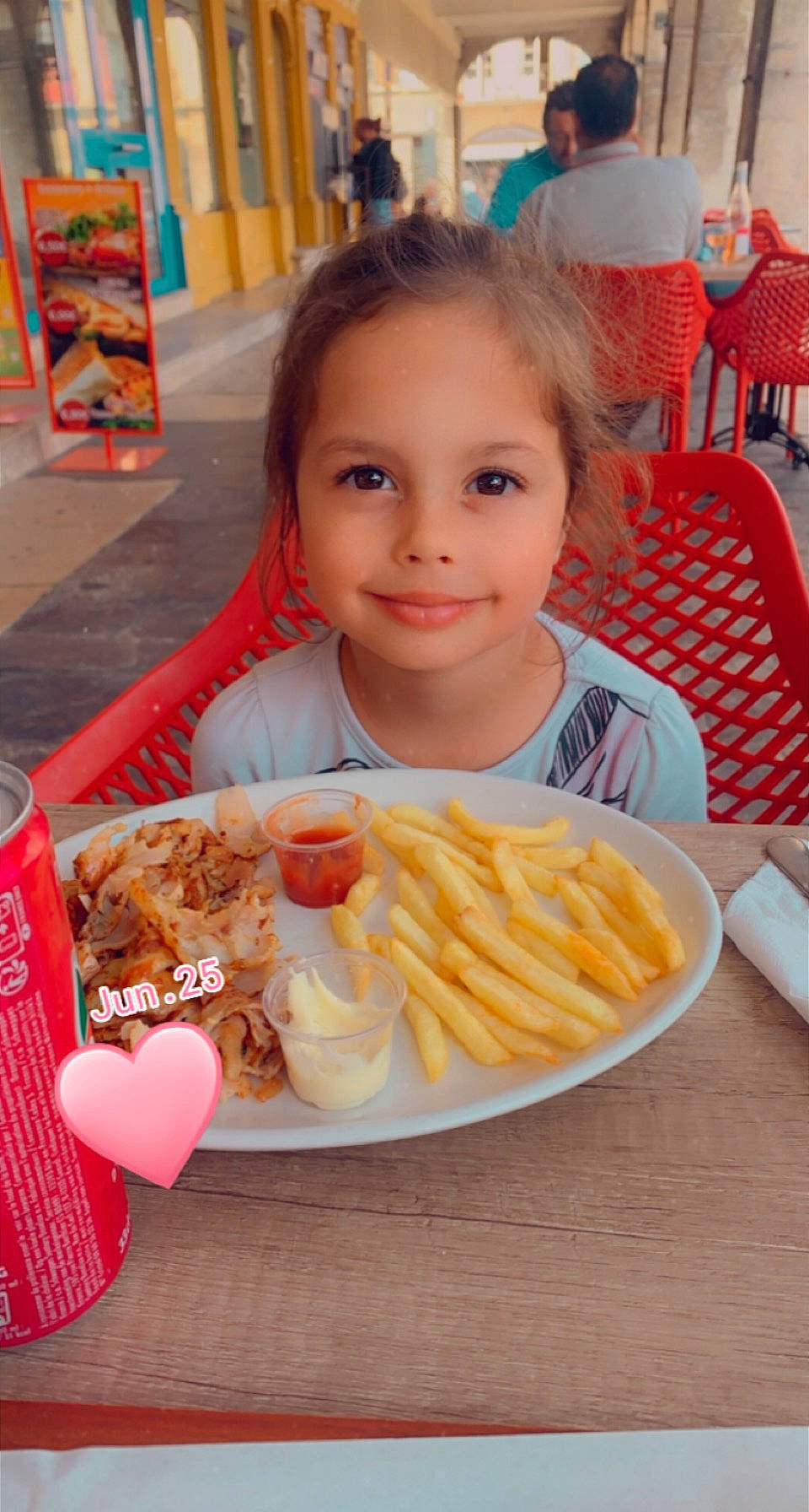 Amina participe au concours pour gagner de l'argent avec cette photo : blurred, canadian_cuisine, chair, child, comfort_food, cuisine, dish, fast_food, finger_food, food, fork, french_fries, fried_food, ingredient, joy, junk_food, person, plate, side_dish, smile