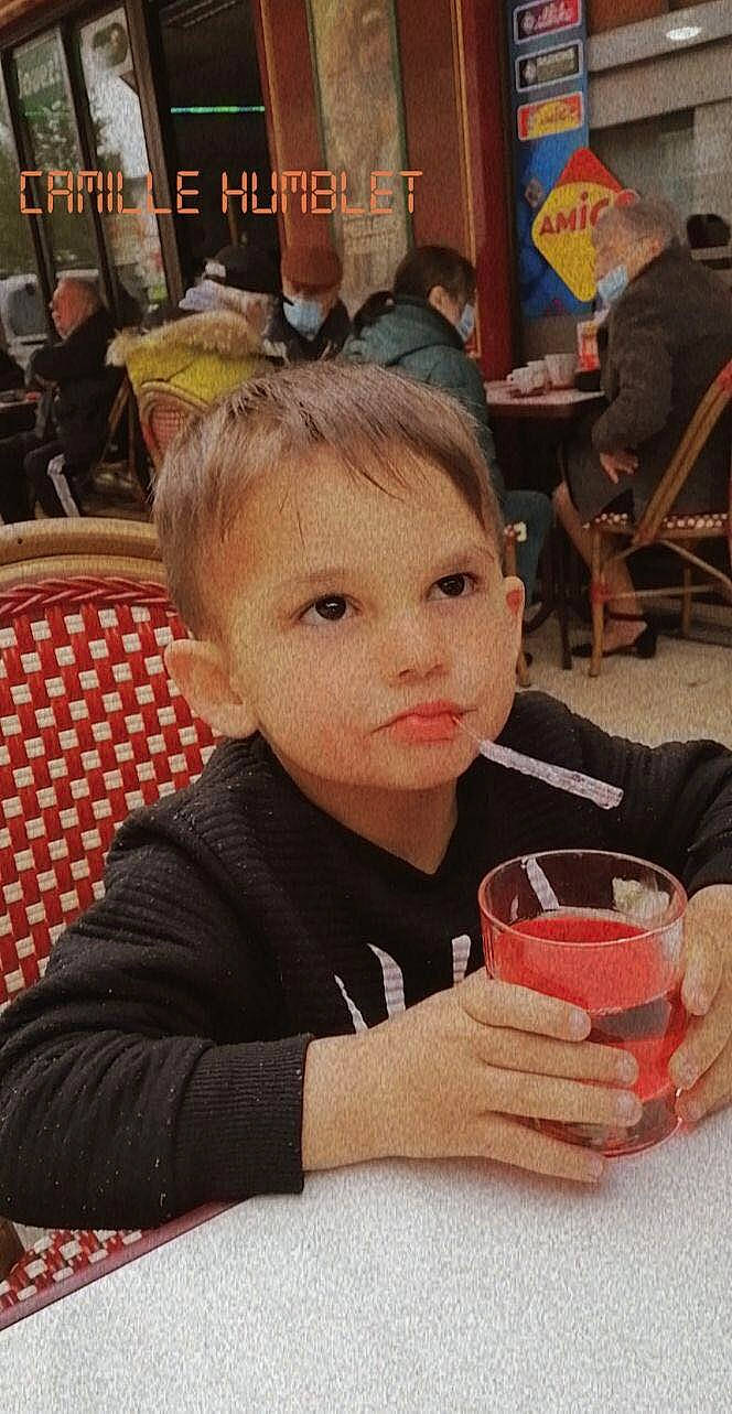 Batsile a rejoint le concours — aidez-le/la à gagner de superbes lots ! baby, chair, child, cup, drink, drinking, drinkware, event, flooring, fun, leisure, lunch, mug, person, recreation, room, sitting, table, toddler, vacation