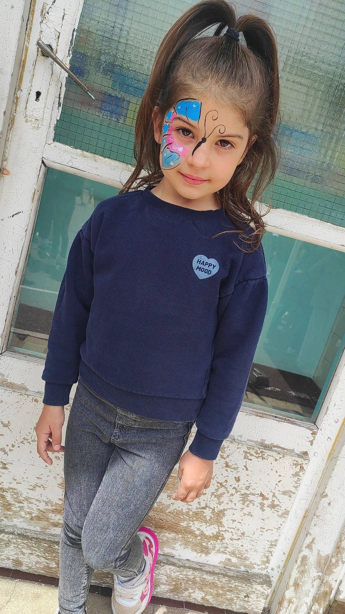 Julyanna a rejoint le concours — aidez-le/la à gagner de superbes lots ! beauty, blond, cool, denim, electric_blue, eyewear, face, hair, happy, head, leisure, lip, magenta, people, person, sleeve, standing, t_shirt, thigh, trunk