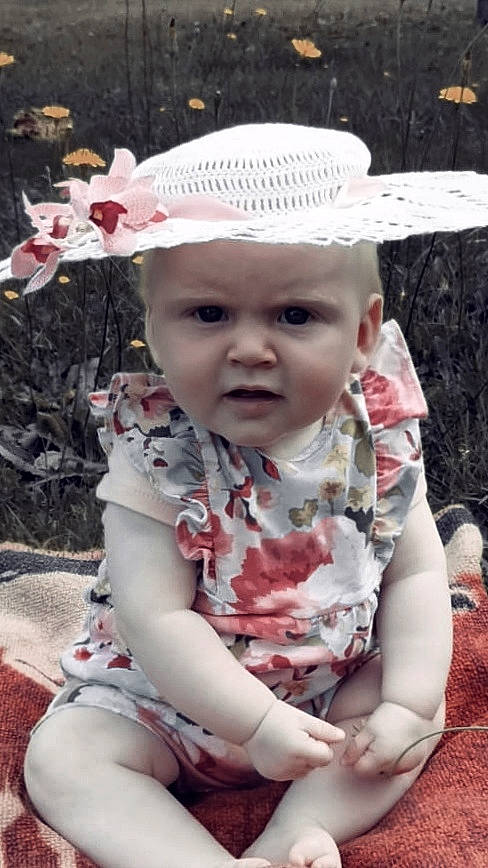 Maria participe au concours pour gagner de l'argent avec cette photo : baby, baby_toddler_clothing, cap, cheek, child, costume_hat, dress, eye, fashion_accessory, grass, happy, head, headgear, headwear, lip, pattern, people, person, pink, skin