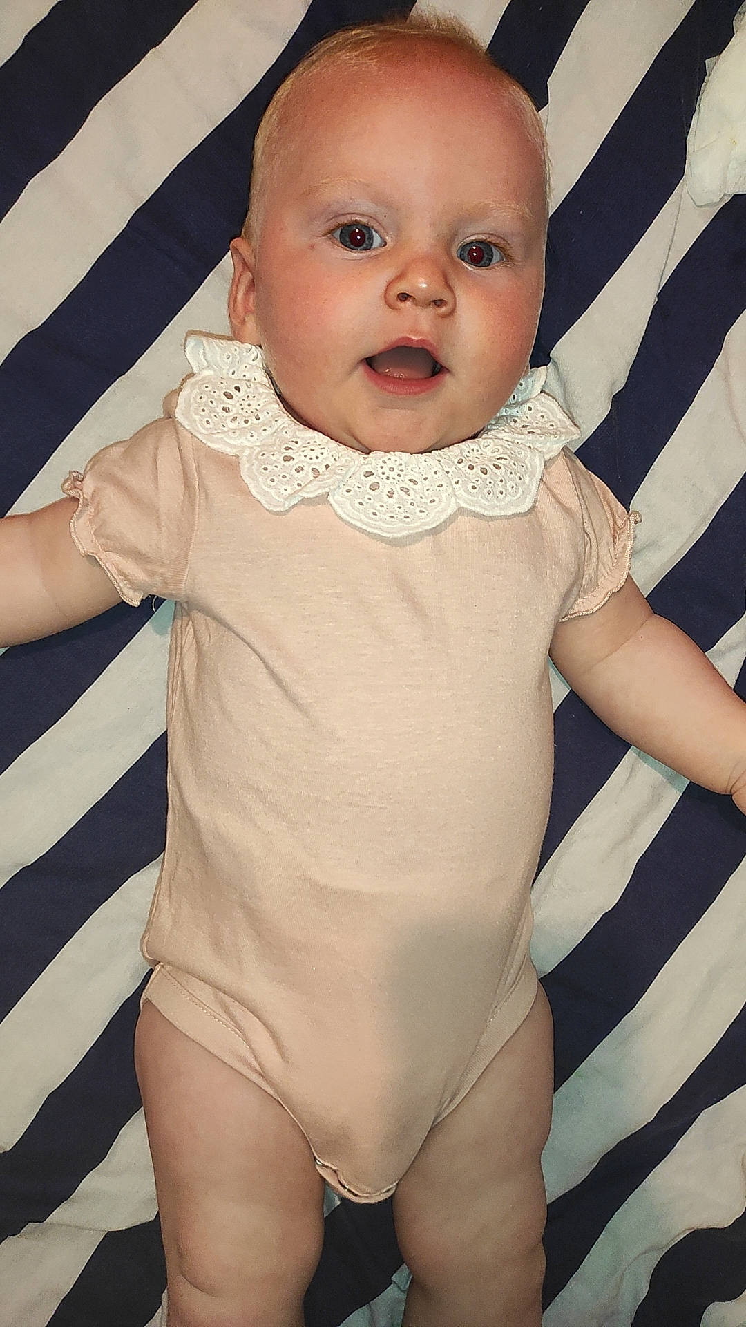 Maria participe au concours pour gagner de l'argent avec cette photo : arm, baby_toddler_clothing, cheek, eye, face, finger, gesture, head, human_body, iris, joint, lip, mouth, neck, organ, person, shoulder, skin, sleeve, standing