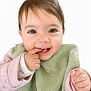 Ella a rejoint le concours — aidez-le/la à gagner de superbes lots ! adorable, baby, bib, child, close_up, cute, eyes, fingers, green_bib, hair, hand, happy, long_eyelashes, pink_sleeves, portrait, skin, smiling, teeth, toddler, white_background