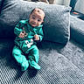 Owen a rejoint le concours — aidez-le/la à gagner de superbes lots ! baby, child, comfortable, couch, cozy, cute, fabric_texture, face, green_onesie, happy, home, indoors, infant, living_room, person, pillow, portrait, sitting, smiling, young_child
