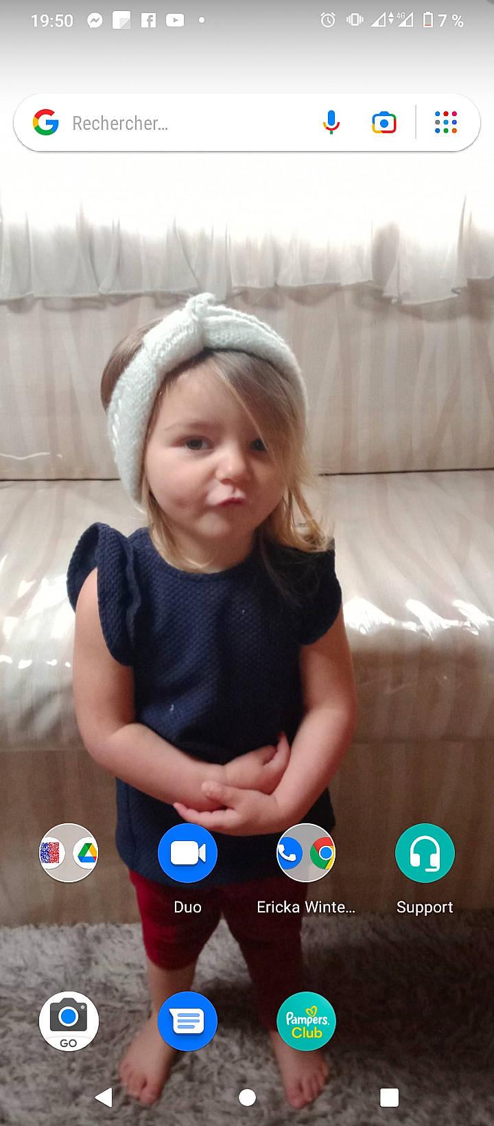 Anna a rejoint le concours — aidez-le/la à gagner de superbes lots ! arm, baby_toddler_clothing, beauty, cap, child, communication_device, electric_blue, finger, fun, happy, input_device, light, mobile_device, pattern, person, screenshot, sitting, skin, sleeve, toddler