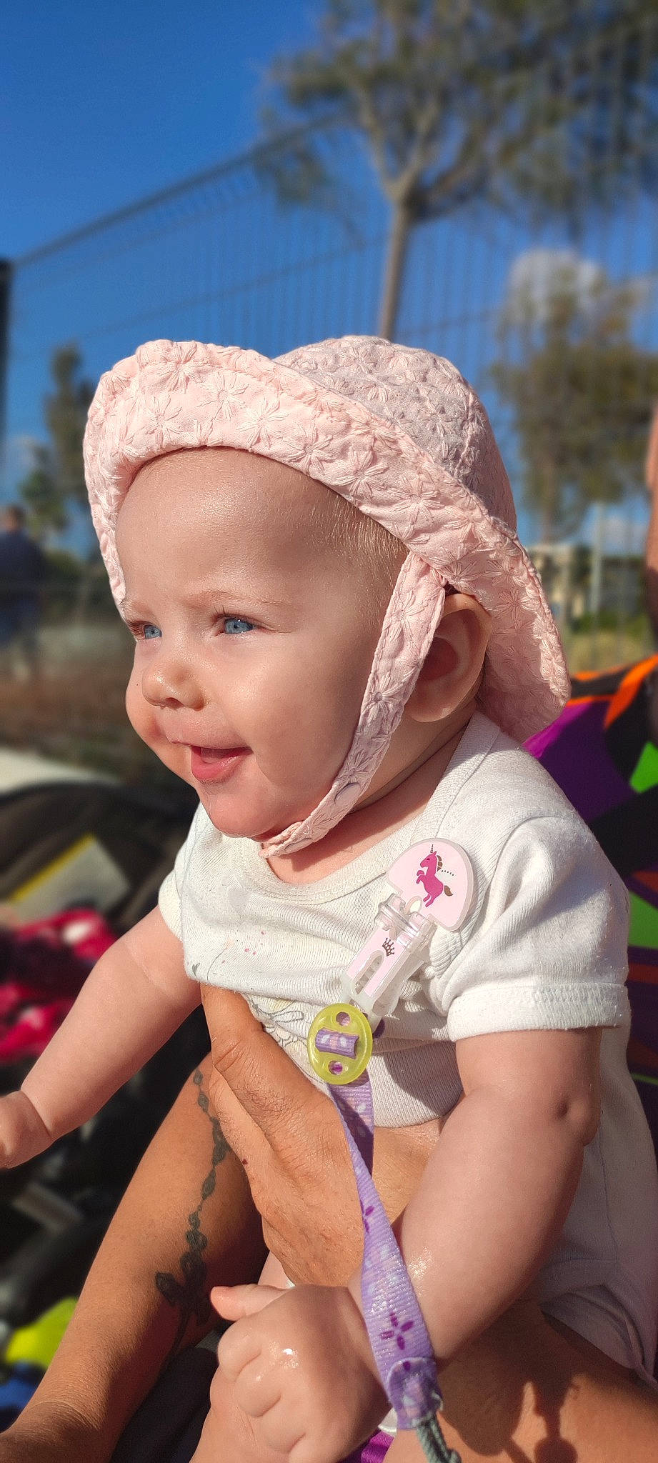 Octavia participe au concours pour gagner de l'argent avec cette photo : baby_toddler_clothing, cap, cheek, chin, eye, facial_expression, fun, grass, hairstyle, happy, hat, head, headgear, headwear, lip, nose, person, pink, skin, smile