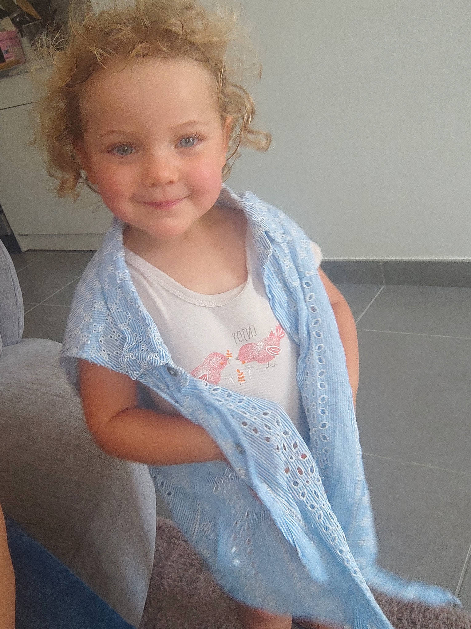 Octavia a rejoint le concours — aidez-le/la à gagner de superbes lots ! chest, child, dress, elbow, eyebrow, hair, hairstyle, happy, head, iris, joy, lip, long_hair, neck, person, shoulder, sleeve, smile, standing, toddler