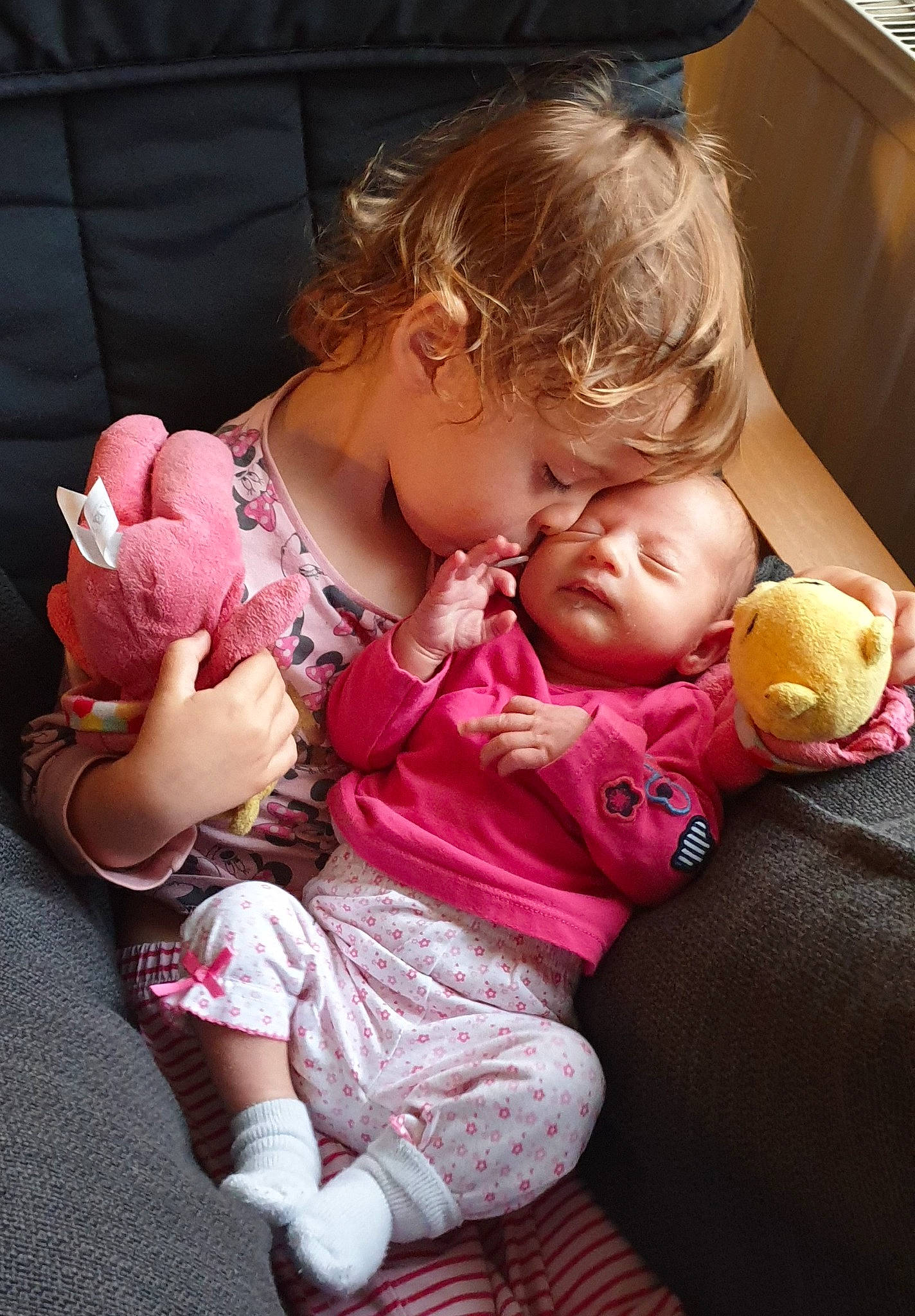 Julie Et Manon a rejoint le concours — aidez-le/la à gagner de superbes lots ! baby, baby_toddler_clothing, cheek, comfort, eye, finger, foot, fun, gesture, happy, head, human_body, lap, leg, mouth, nose, person, pink, skin, toddler