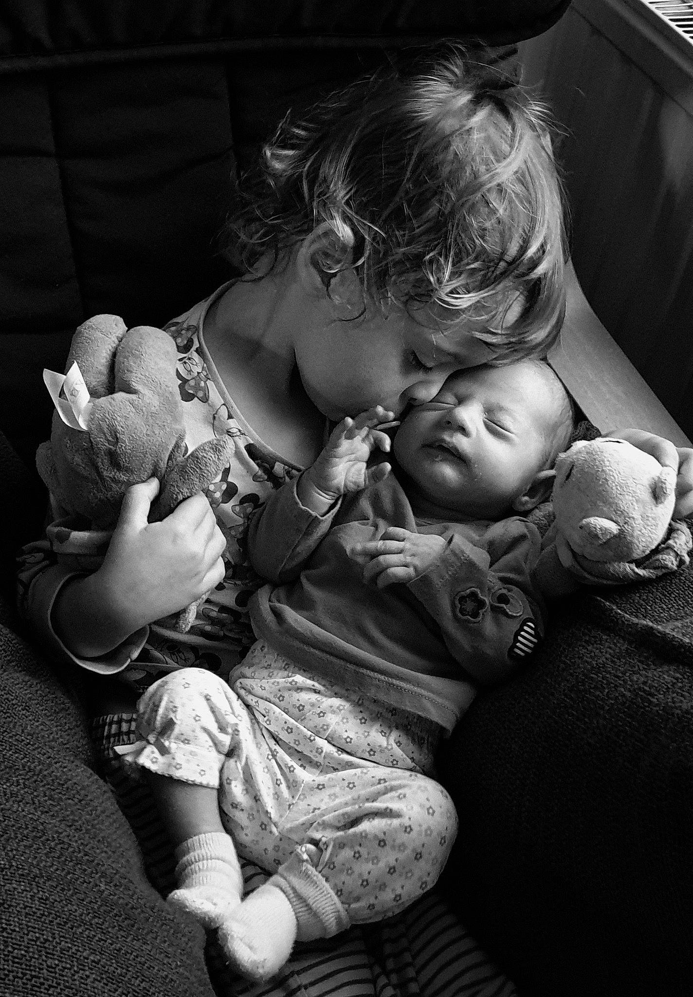 Julie Et Manon participe au concours pour gagner de l'argent avec cette photo : arm, baby, black, black_and_white, comfort, eye, finger, flash_photography, gesture, grass, hand, happy, head, human_body, interaction, leg, organ, person, skin, standing