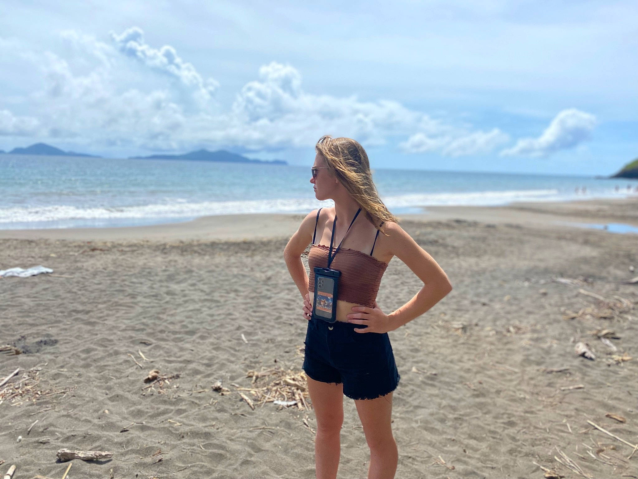 Malaury participe au concours pour gagner de l'argent avec cette photo : beach, cloud, coastal_and_oceanic_landforms, flash_photography, fun, horizon, human_leg, landscape, leisure, people_in_nature, people_on_beach, person, sand, shorts, sky, summer, thigh, travel, waist, water