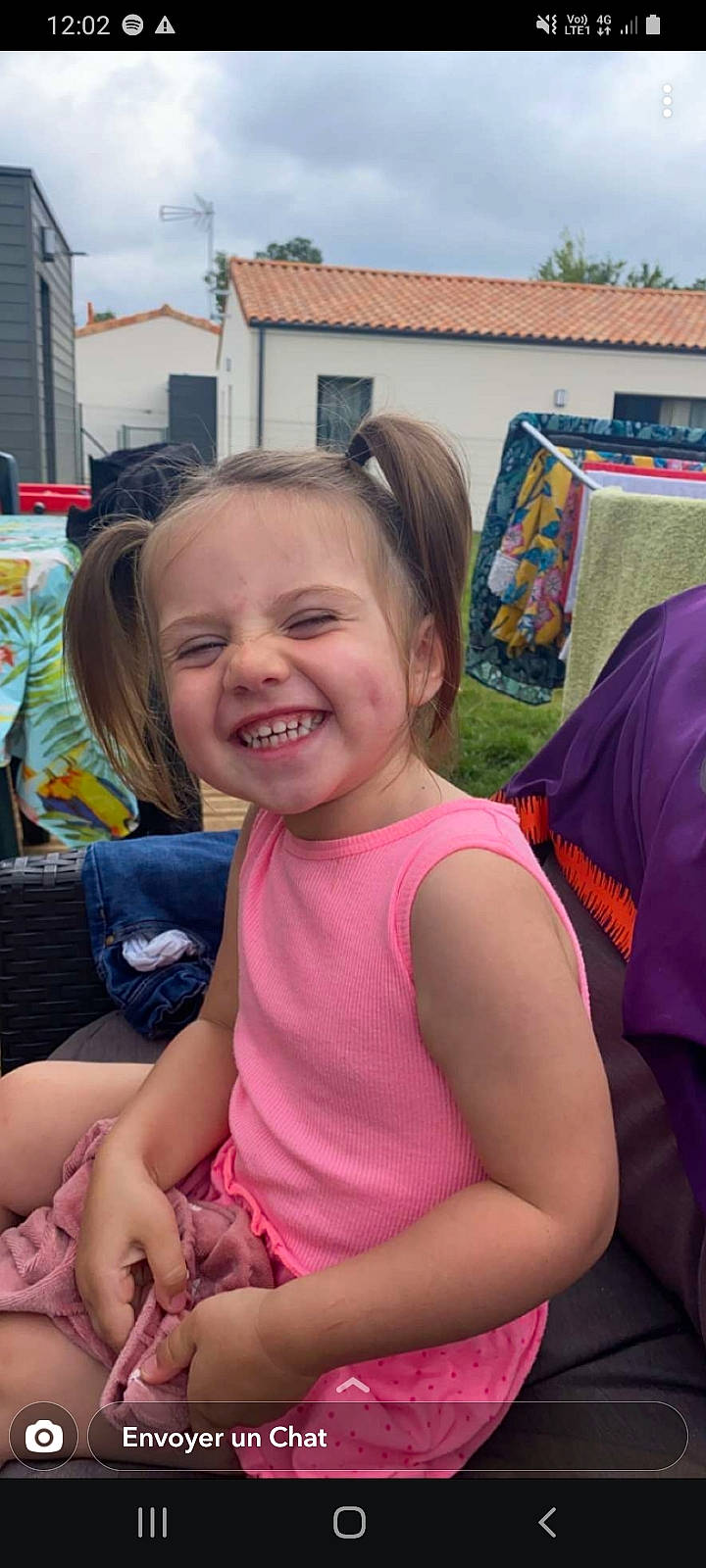 Crystal a rejoint le concours — aidez-le/la à gagner de superbes lots ! arm, event, eye, fun, grass, hairstyle, happy, iris, joy, leisure, magenta, person, pink, recreation, shoulder, sitting, smile, t_shirt, toddler, travel