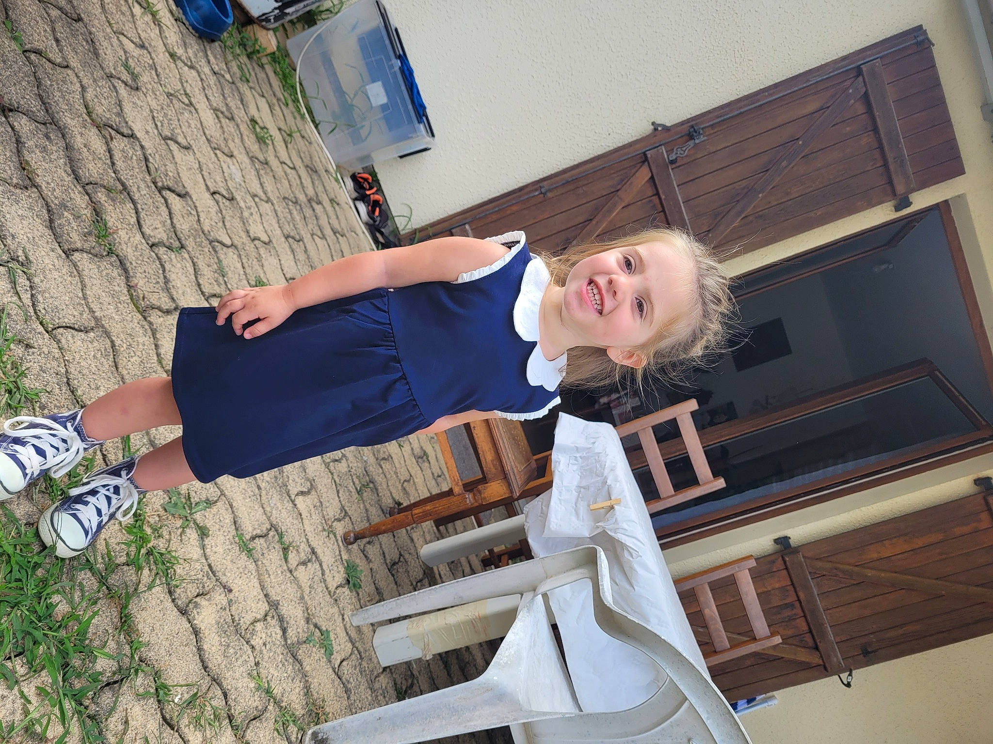 Crystal participe au concours pour gagner de l'argent avec cette photo : blue, denim, electric_blue, eyewear, flash_photography, fun, happy, human_leg, joint, joy, knee, leisure, person, recreation, sitting, smile, street_fashion, t_shirt, thigh, toddler