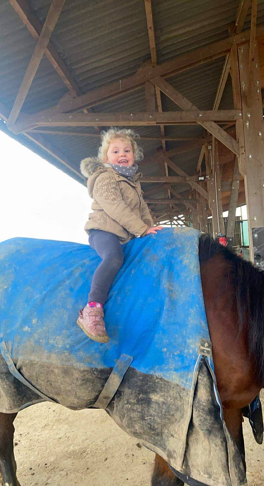 Maéva participe au concours pour gagner de l'argent avec cette photo : boot, bridle, electric_blue, event, eye, fun, horse, horse_supplies, horse_tack, human_leg, landscape, leisure, livestock, mane, pack_animal, person, recreation, rein, smile, t_shirt