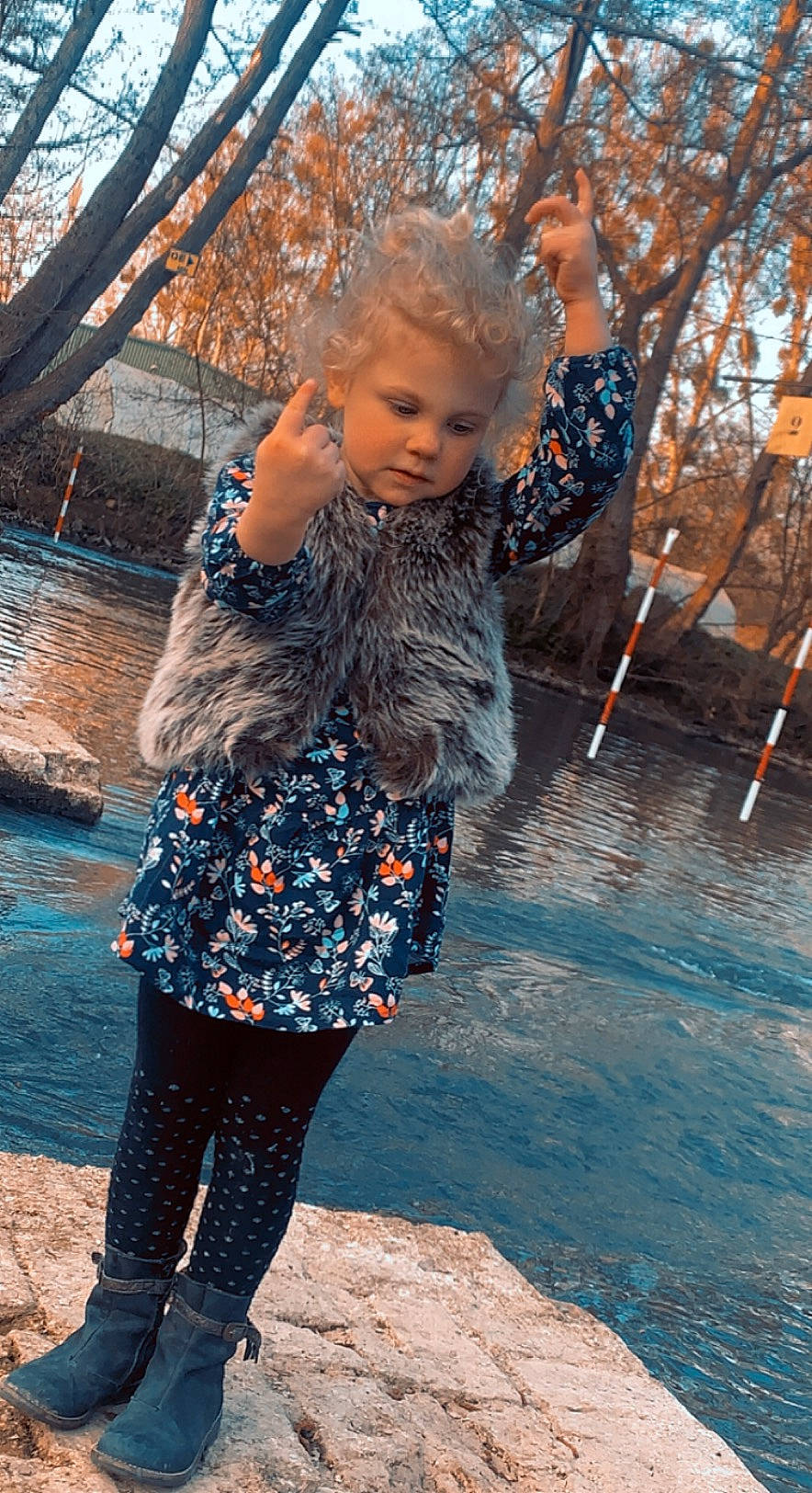 Maëva participe au concours pour gagner de l'argent avec cette photo : arm, branch, denim, electric_blue, freezing, fun, hair, happy, leisure, long_hair, outerwear, people_in_nature, person, plant, recreation, street_fashion, thigh, tree, waist, water