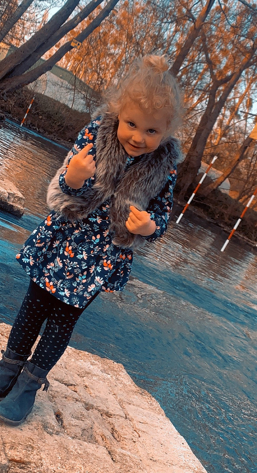 Maëva a rejoint le concours — aidez-le/la à gagner de superbes lots ! blond, child, city, electric_blue, freezing, fun, grass, happy, human_leg, joy, leisure, long_hair, people_in_nature, person, recreation, smile, street_fashion, thigh, toddler, tree