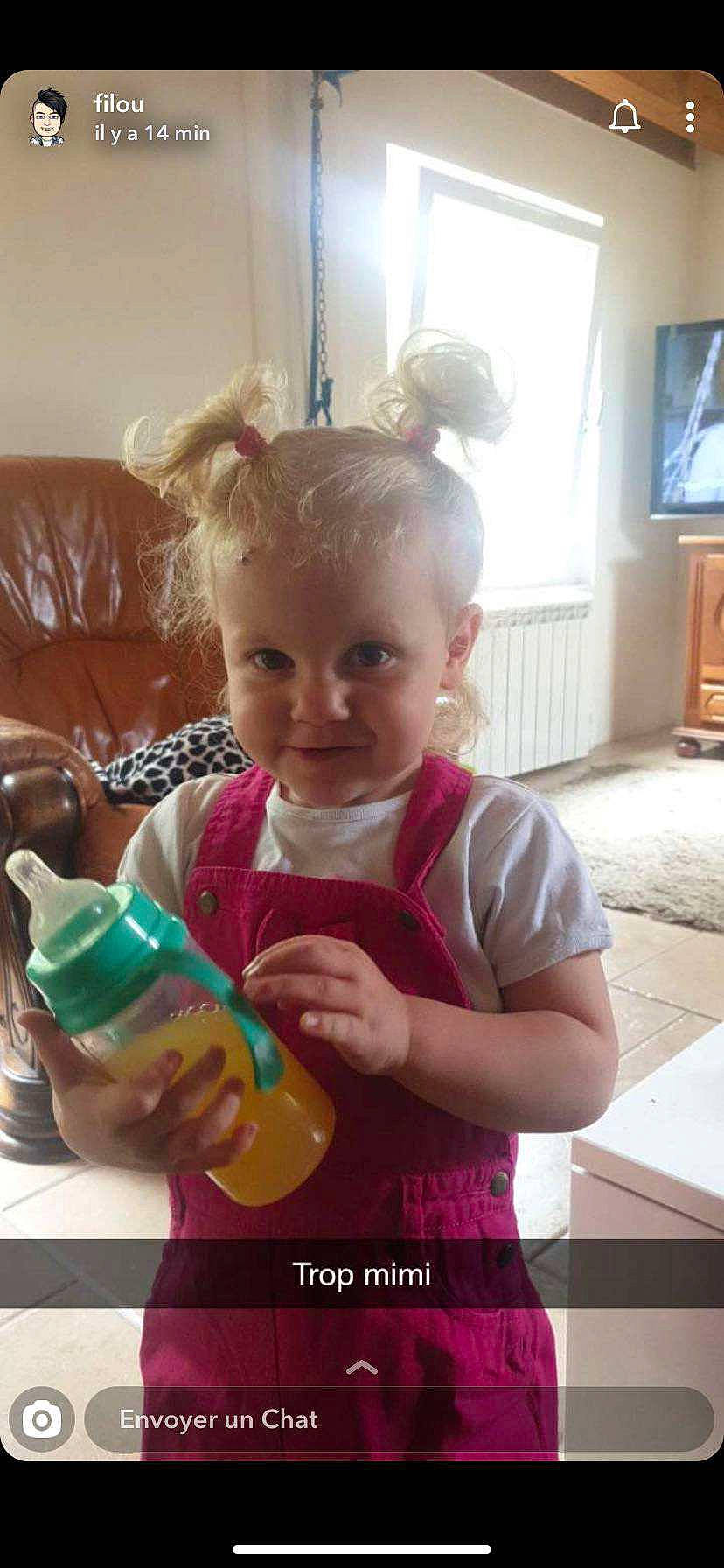 Maëva a rejoint le concours — aidez-le/la à gagner de superbes lots ! baby, baby_toddler_clothing, cheek, child, eating, finger, fun, happy, holiday, home_appliance, mouth, person, picture_frame, play, room, sitting, smile, t_shirt, television, toddler