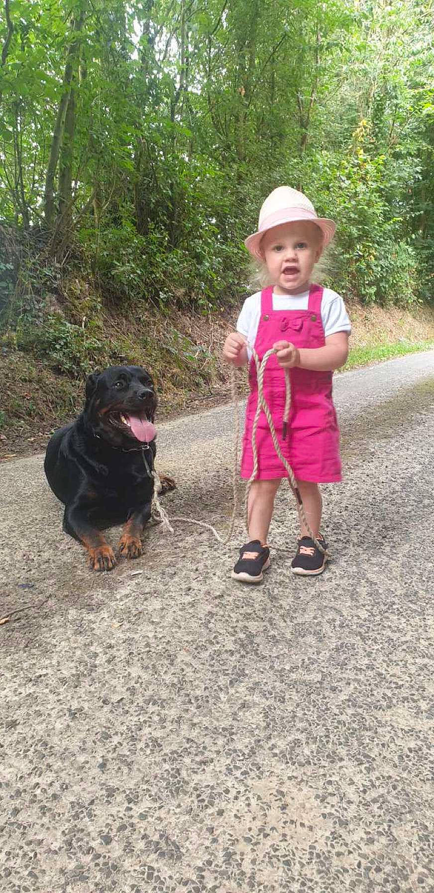 Maëva participe au concours pour gagner de l'argent avec cette photo : baby_toddler_clothing, carnivore, child, companion_dog, dog, grass, hat, headwear, landscape, leisure, mammal, people_in_nature, person, plant, recreation, shorts, soil, sun_hat, toddler, tree