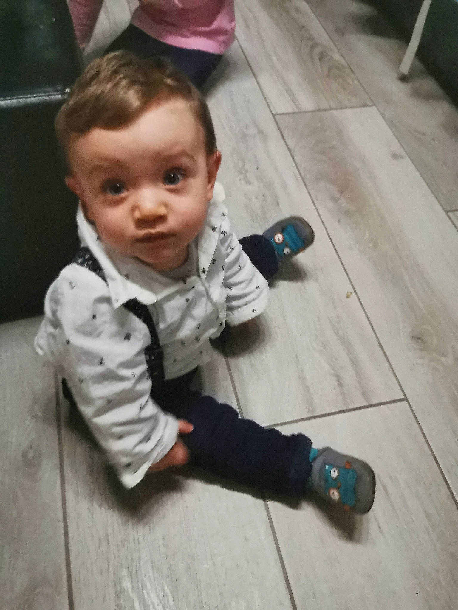 Baptiste participe au concours pour gagner de l'argent avec cette photo : arm, blue, cheek, eye, face, finger, floor, flooring, fun, green, hair, hardwood, head, human, leg, person, product, room, shoe, sitting