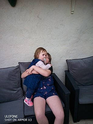 Kanel a rejoint le concours — aidez-le/la à gagner de superbes lots ! arm, blond, comfort, couch, face, flash_photography, foot, fun, human_body, human_leg, knee, lap, leg, long_hair, person, purple, shoulder, sitting, smile, thigh