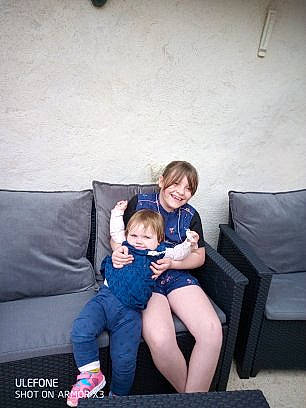 Kanel participe au concours pour gagner de l'argent avec cette photo : comfort, couch, electric_blue, event, flash_photography, fun, furniture, hairstyle, happy, human_leg, joy, lap, leg, leisure, living_room, person, purple, shorts, smile, t_shirt