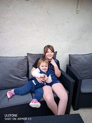 Vanille participe au concours pour gagner de l'argent avec cette photo : child, comfort, couch, event, eye, face, flash_photography, fun, happy, human_body, human_leg, joy, knee, lap, leg, leisure, living_room, person, shorts, smile