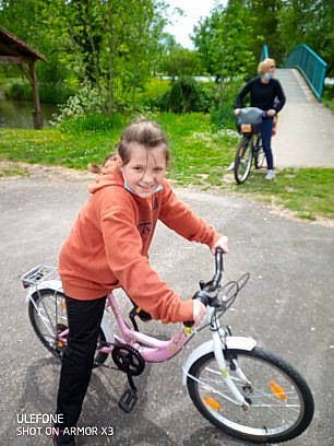 Vanille a rejoint le concours — aidez-le/la à gagner de superbes lots ! bicycle, bicycle_accessory, bicycle_fork, bicycle_frame, bicycle_handlebar, bicycle_part, bicycle_tire, bicycle_wheel, bicycle_wheel_rim, bicycles_equipment_and_supplies, cycling, joy, leisure, person, plant, smile, spoke, tent, tire, tree