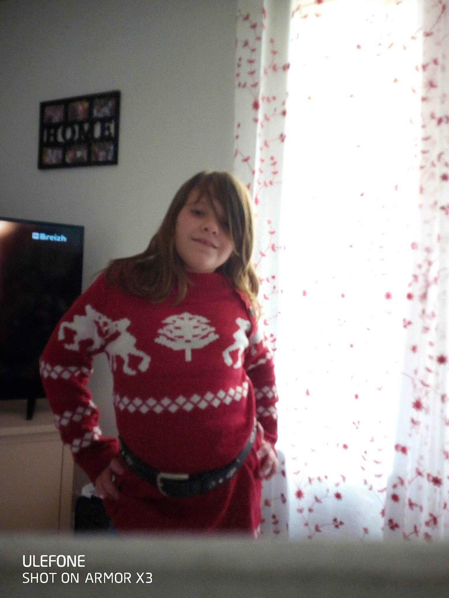 Vanille a rejoint le concours — aidez-le/la à gagner de superbes lots ! abdomen, belt, curtain, elbow, event, fashion_design, flash_photography, fun, fur, knee, magenta, pattern, person, room, sleeve, smile, t_shirt, television, thigh, trunk