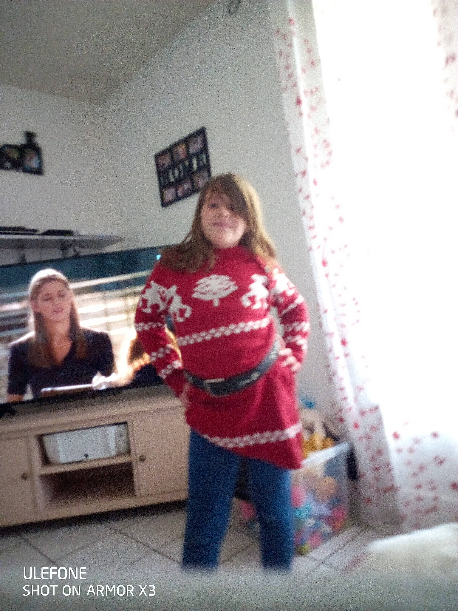 Vanille a rejoint le concours — aidez-le/la à gagner de superbes lots ! belt, cabinetry, christmas_eve, countertop, curtain, event, flooring, fun, holiday, interior_design, living_room, pattern, person, room, sitting, sleeve, t_shirt, thigh, waist, window