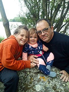 Vanille a rejoint le concours — aidez-le/la à gagner de superbes lots ! baby, child, event, fun, gesture, glasses, grass, happy, iris, joy, leisure, people_in_nature, person, recreation, rock, sitting, sky, smile, soil, thumb