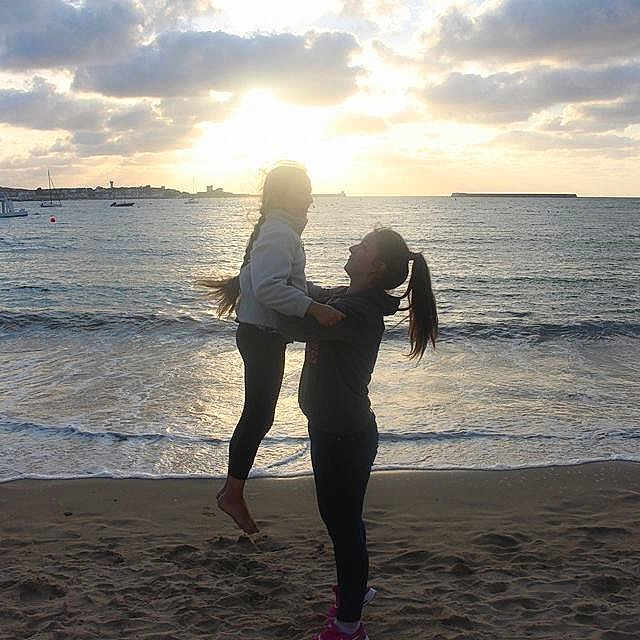 Claire participe au concours pour gagner de l'argent avec cette photo : beach, body_of_water, coast, interaction, ocean, physical_fitness, sand, sea, sports, sunset, wave