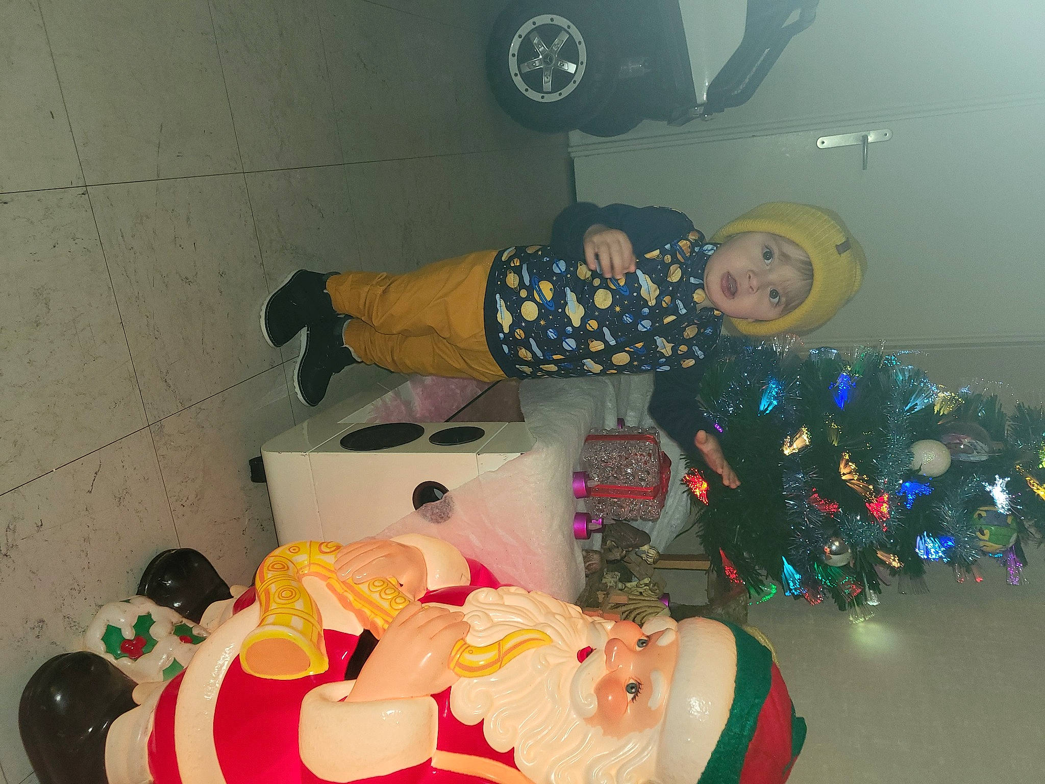 Alan participe au concours pour gagner de l'argent avec cette photo : carmine, child, christmas_eve, christmas_ornament, christmas_tree, event, fun, happy, hat, headwear, holiday, holiday_ornament, lap, ornament, person, room, snapshot, tire, toy, tree