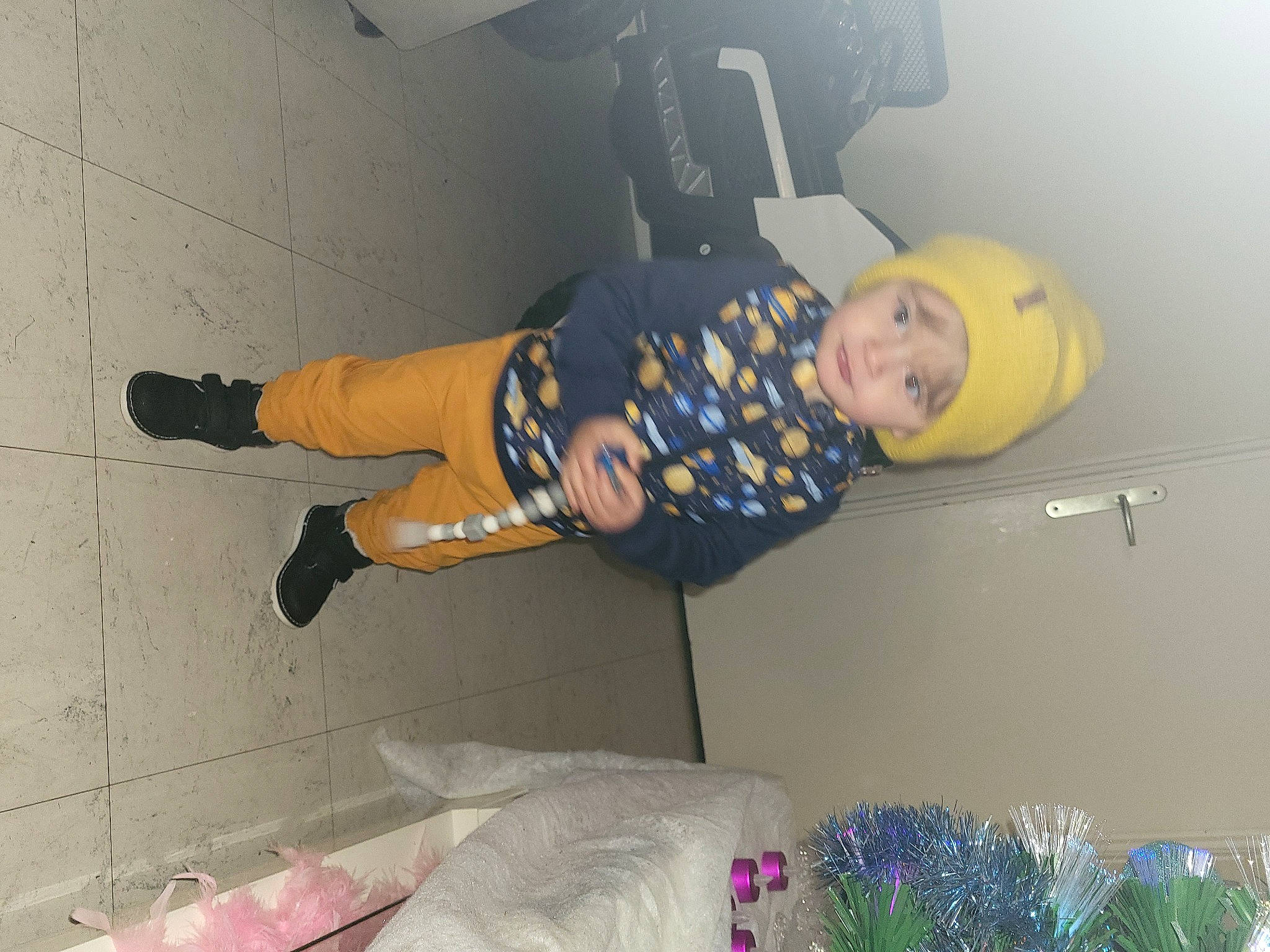 Alan a rejoint le concours — aidez-le/la à gagner de superbes lots ! baby_toddler_clothing, boot, child, comfort, couch, flooring, fun, headwear, knee, person, personal_protective_equipment, room, smile, sock, t_shirt, thigh, toddler, walking_shoe