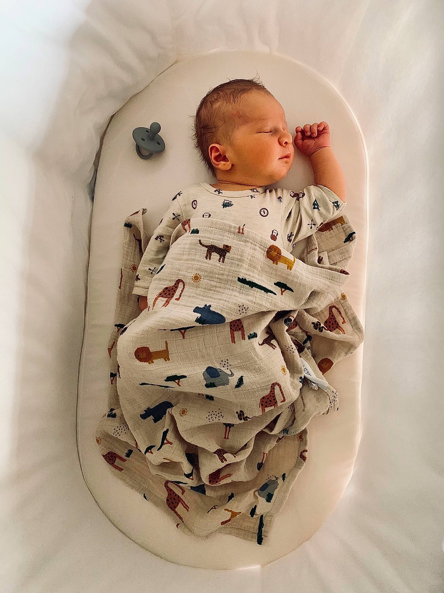Léon a rejoint le concours — aidez-le/la à gagner de superbes lots ! art, baby, baby_products, baby_sleeping, baby_toddler_clothing, bedding, bedtime, ceiling, child, comfort, flooring, leg, linens, pattern, person, room, sitting, sleeve, t_shirt, toddler