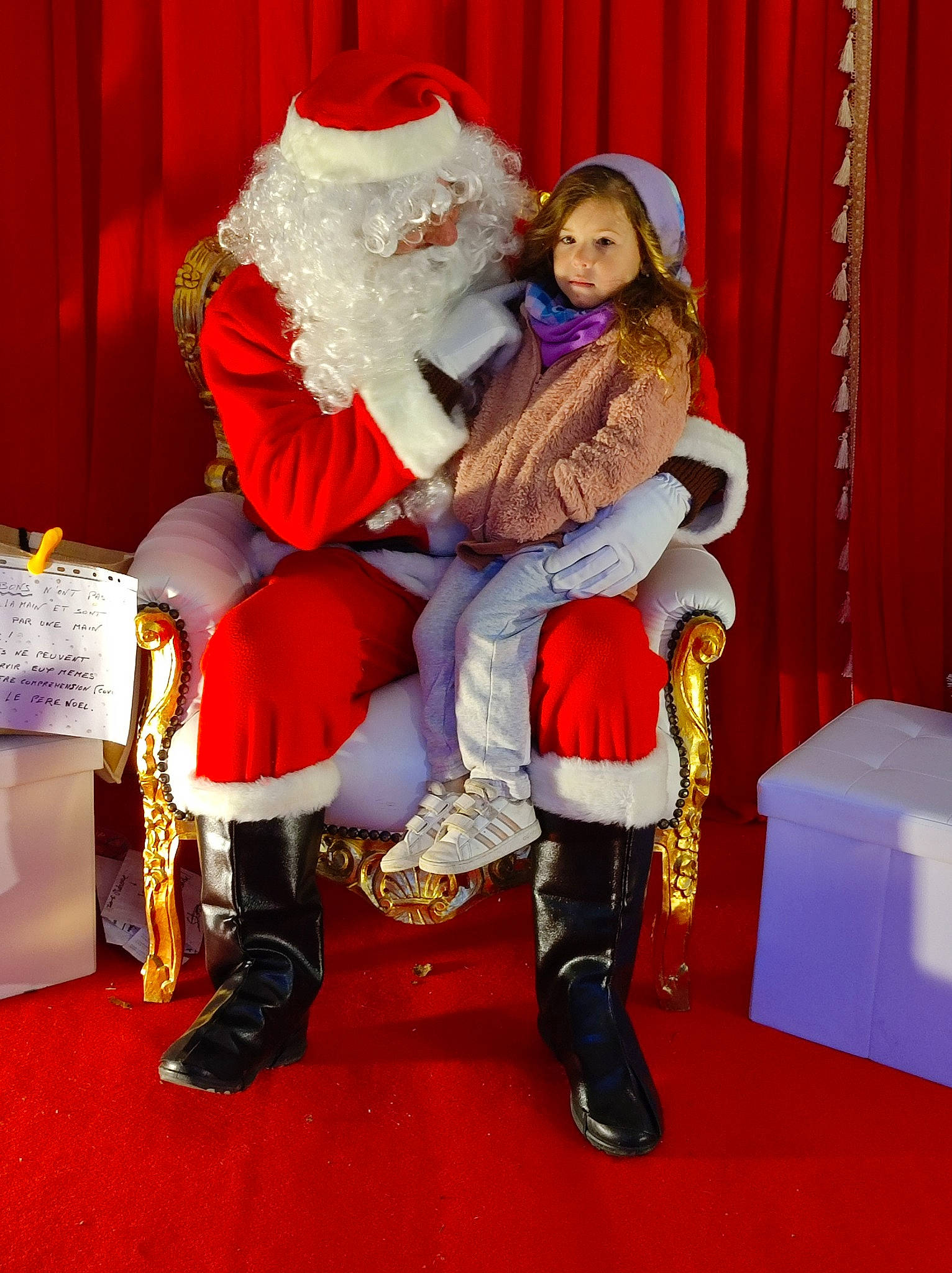 Liya a rejoint le concours — aidez-le/la à gagner de superbes lots ! beard, boot, carpet, clothing, curtain, event, fashion_design, fictional_character, flooring, fun, fur, fur_clothing, happy, hat, holiday, lap, person, red, santa_claus, shoe