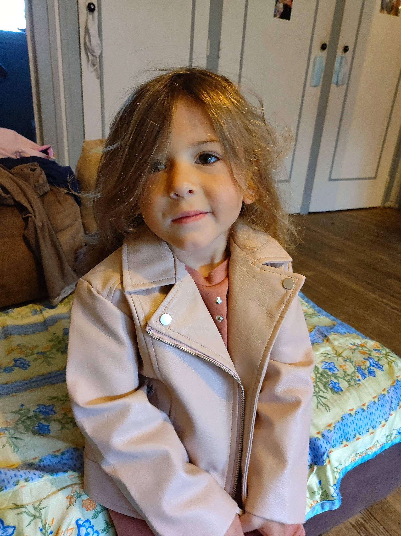 Liya a rejoint le concours — aidez-le/la à gagner de superbes lots ! baby_toddler_clothing, blazer, blond, brown_hair, child, collar, comfort, door, dress_shirt, formal_wear, linens, person, room, sitting, sleeve, tie, toddler, uniform, white_coat, white_collar_worker