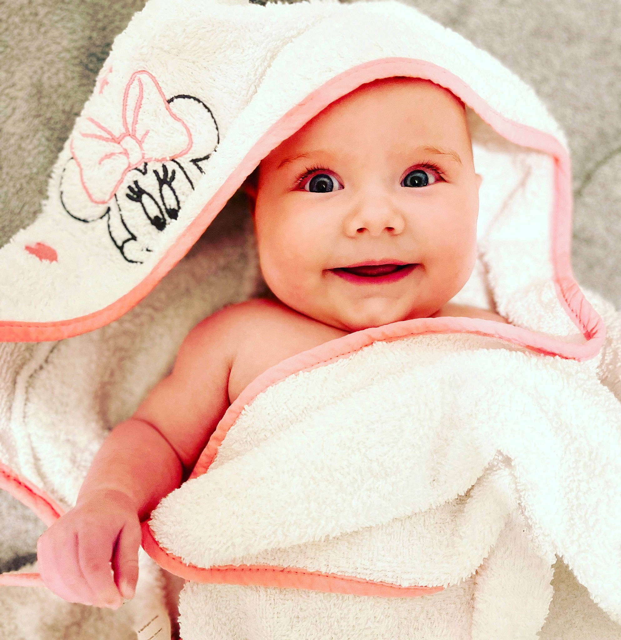 Luna a rejoint le concours — aidez-le/la à gagner de superbes lots ! baby, baby_toddler_clothing, cap, cheek, eyebrow, face, facial_expression, gesture, happy, headgear, headwear, iris, joy, lip, mammal, neck, person, photograph, pink, skin