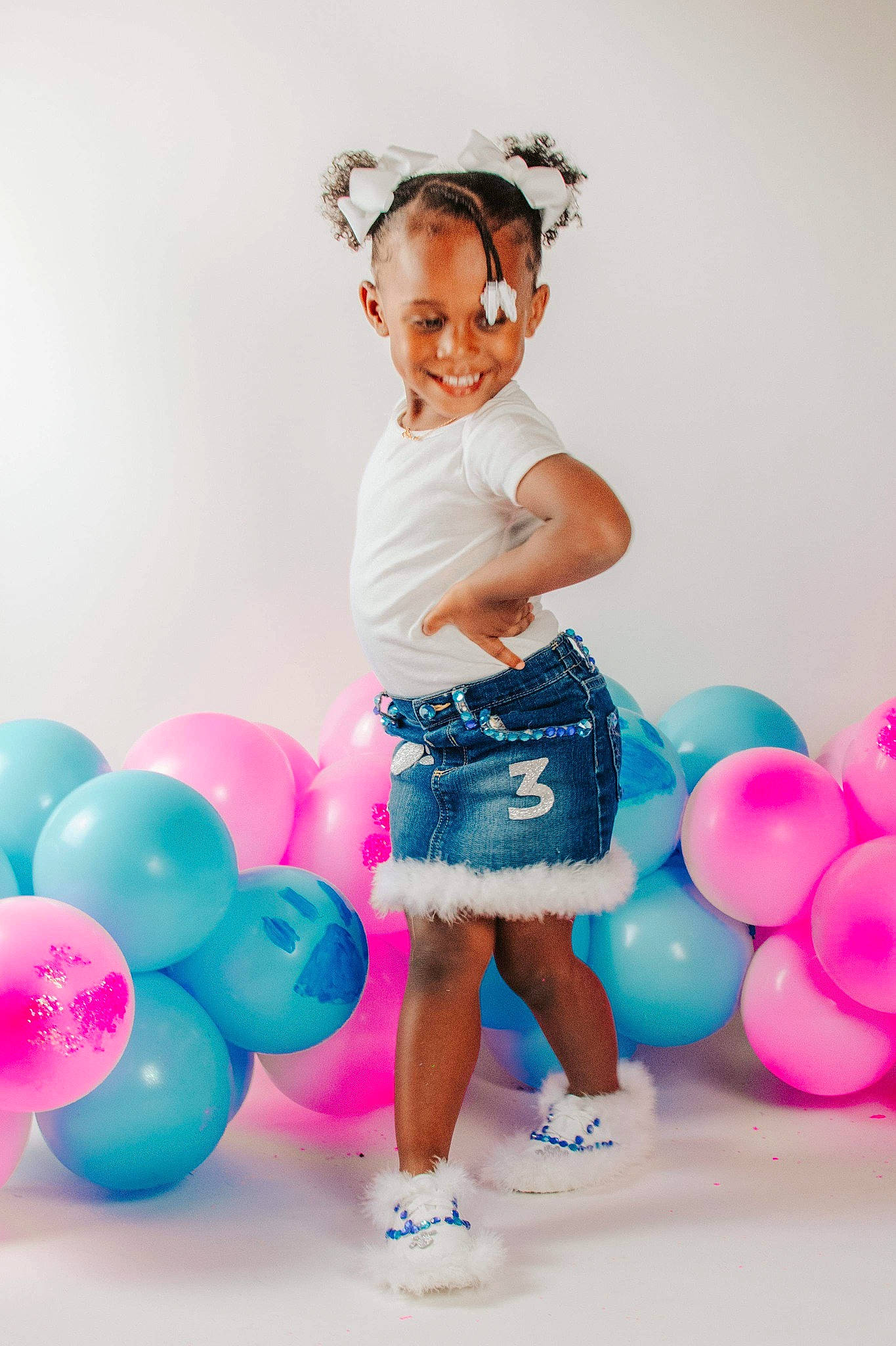 Laiana is registered to the contest to win money with this photo: baby_toddler_clothing, balloon, child, clothing, electric_blue, event, flash_photography, fun, happy, joy, leg, leisure, magenta, mammal, party_supply, person, pink, recreation, smile, standing