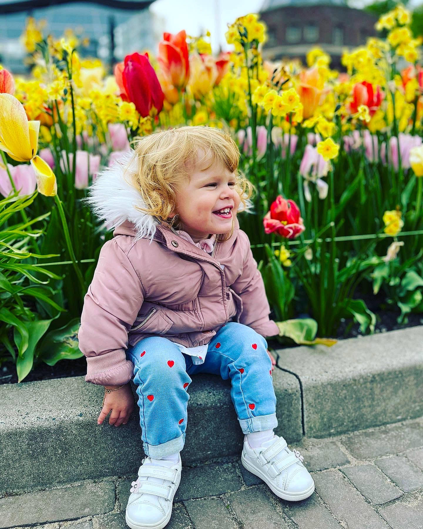 Victoria a rejoint le concours — aidez-le/la à gagner de superbes lots ! annual_plant, baby_toddler_clothing, beauty, flower, flower_arranging, grass, happy, iris, leisure, people, people_in_nature, person, petal, photograph, plant, shoe, sleeve, smile, sneakers, toddler