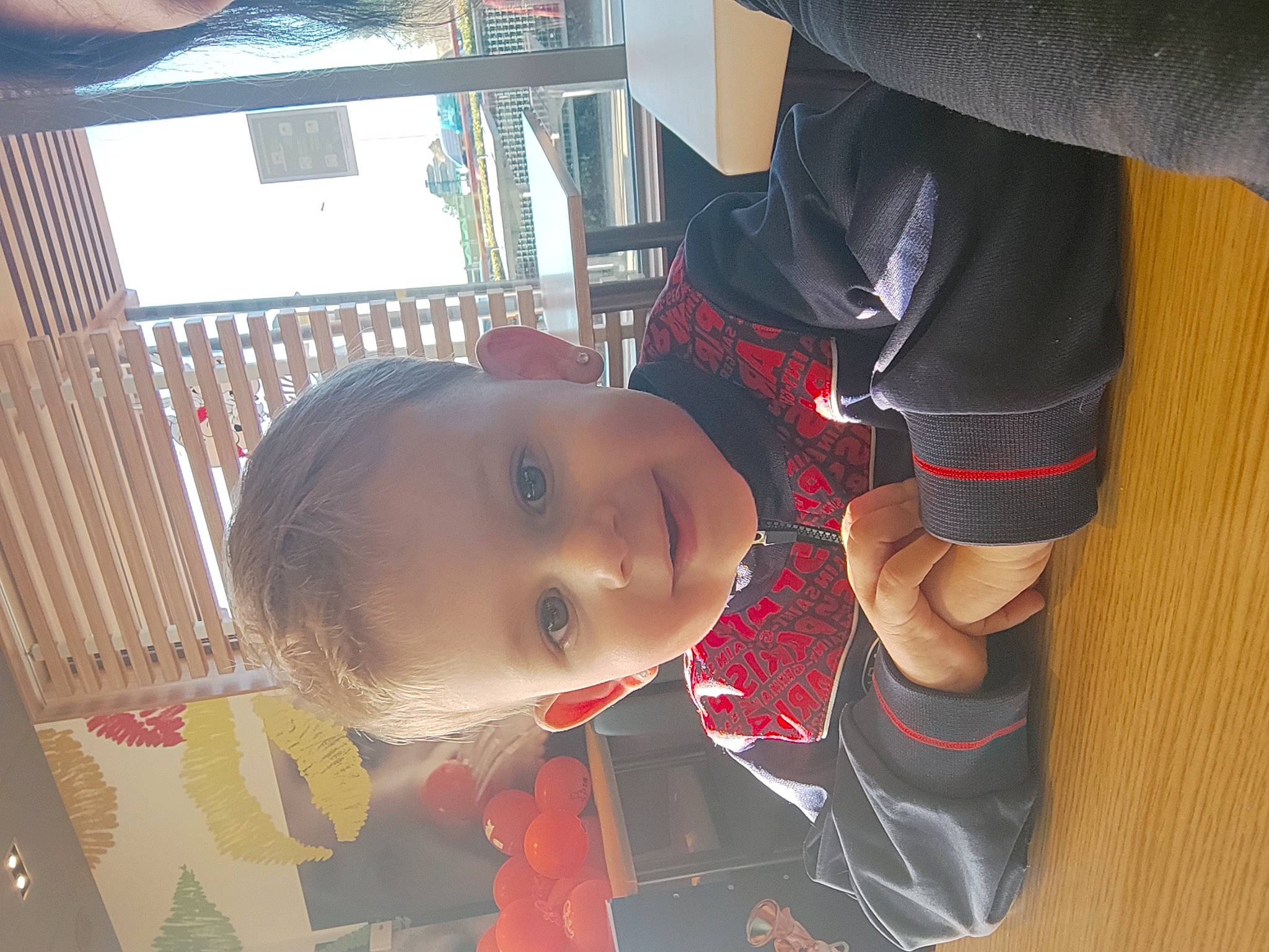 Kylian participe au concours pour gagner de l'argent avec cette photo : baby, baby_toddler_clothing, carmine, child, flooring, fun, happy, pattern, person, personal_protective_equipment, play, sleeve, toddler, wood