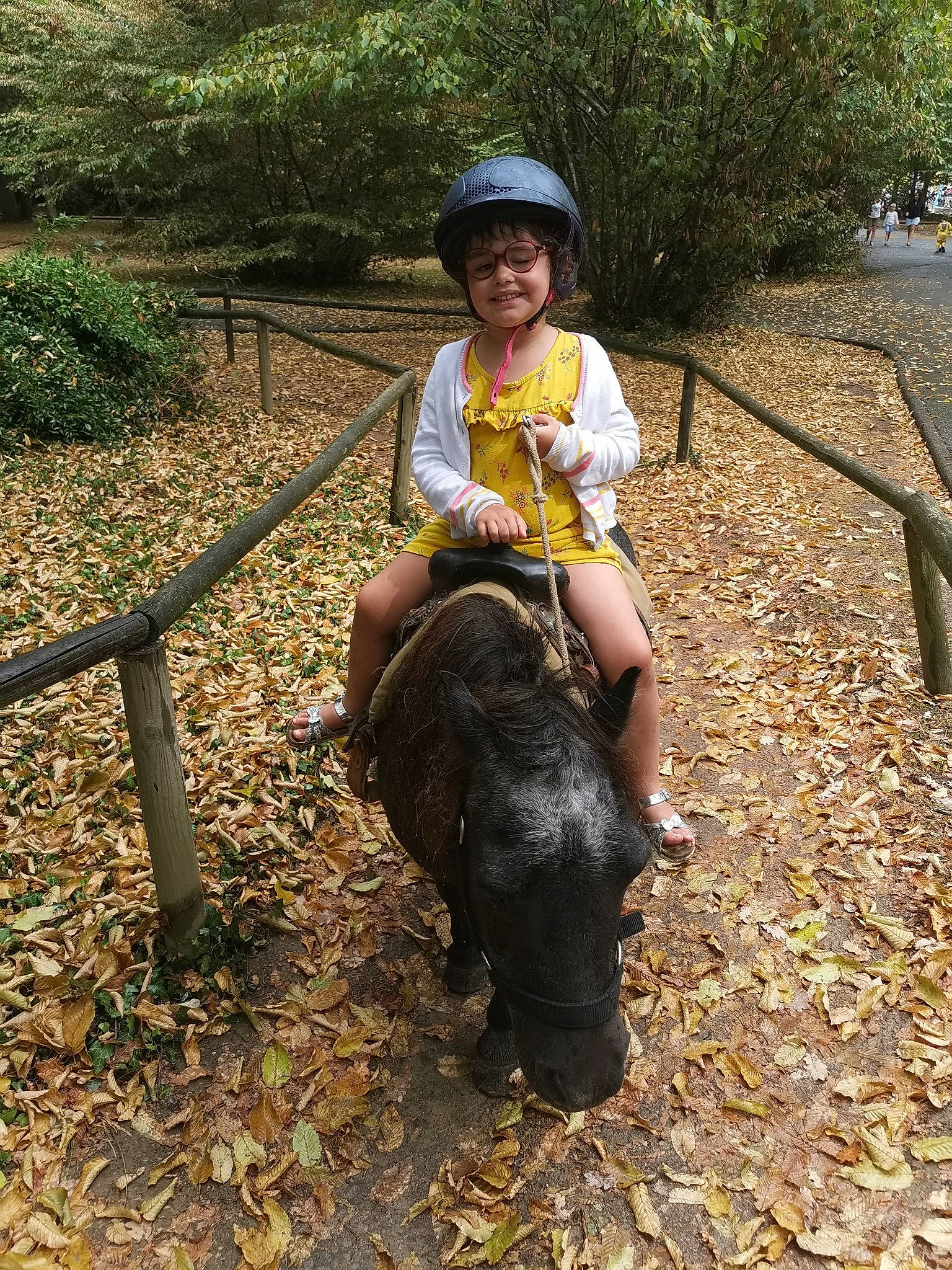 Emy participe au concours pour gagner de l'argent avec cette photo : adaptation, bridle, equestrianism, fun, grass, horse_tack, joy, landscape, leisure, pack_animal, people_in_nature, person, plant, ranch, recreation, rein, smile, soil, sun_hat, travel
