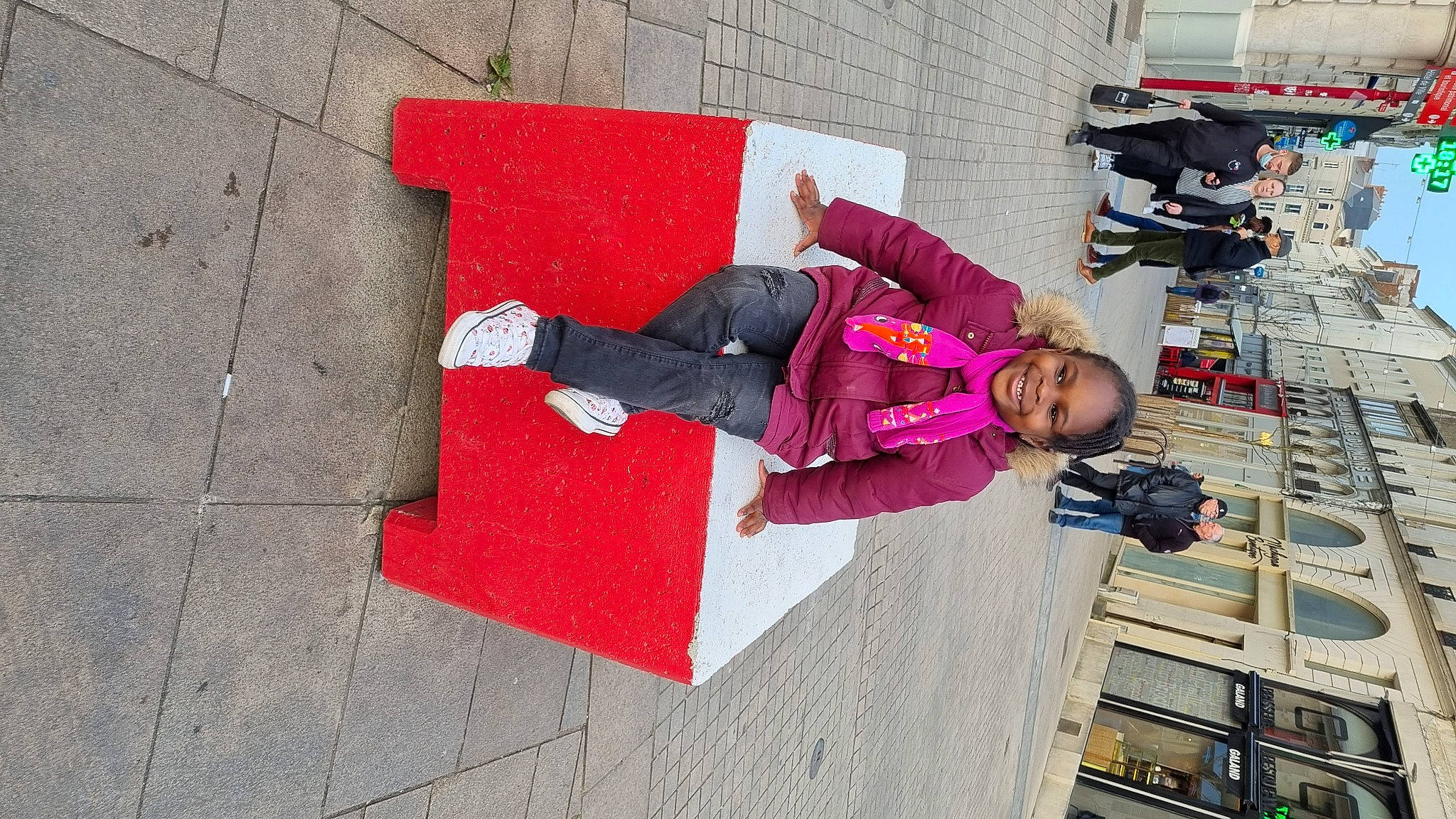Athalia participe au concours pour gagner de l'argent avec cette photo : art, asphalt, carmine, city, cobblestone, concrete, facade, flooring, joy, leisure, magenta, pattern, pedestrian, person, road_surface, sidewalk, sitting, smile, street, street_fashion