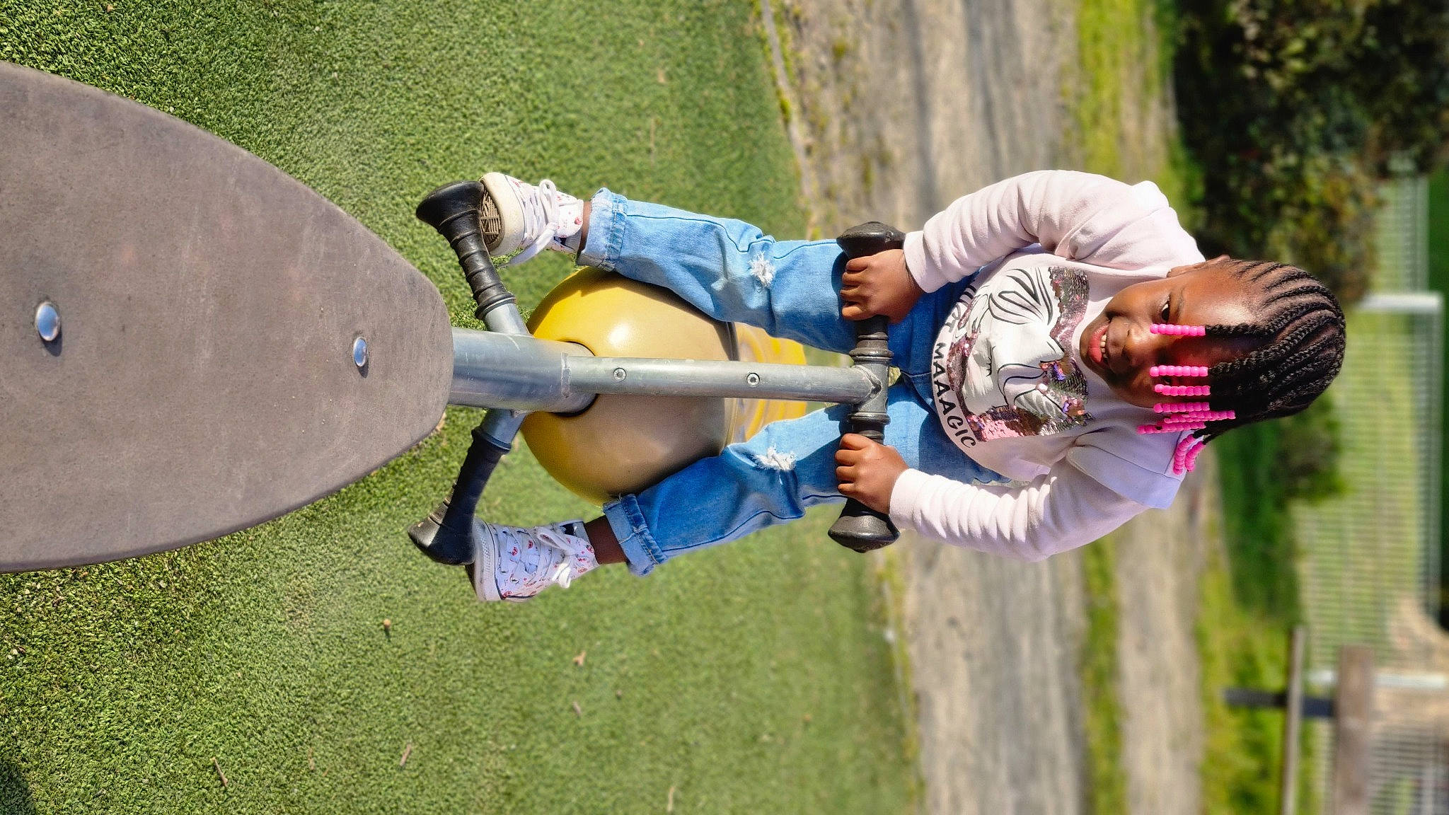 Athalia a rejoint le concours — aidez-le/la à gagner de superbes lots ! child, elbow, footwear, fun, grass, hand, happy, knee, lawn, leisure, outdoor_recreation, people_in_nature, person, plant, recreation, shorts, thigh, toddler, tree, walking_shoe