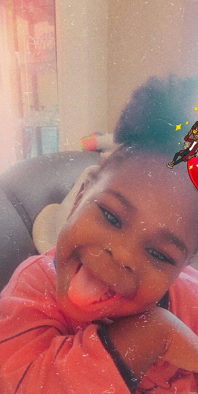 Athalia a rejoint le concours — aidez-le/la à gagner de superbes lots ! bathing, cheek, chin, ear, eyebrow, eyelash, facial_expression, finger, forehead, fun, gesture, happy, jaw, joy, lip, mouth, nose, person, pink, skin