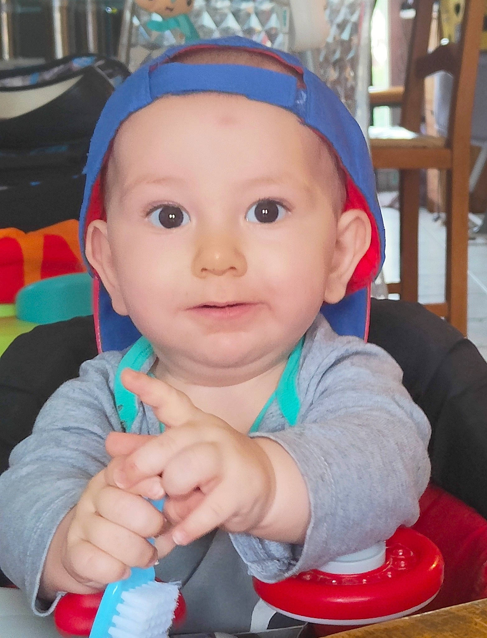 Ezio a rejoint le concours — aidez-le/la à gagner de superbes lots ! baby, baby_toddler_clothing, blue, cheek, chin, eye, finger, gesture, hand, happy, head, headwear, iris, nose, organ, person, photograph, skin, sleeve, thumb