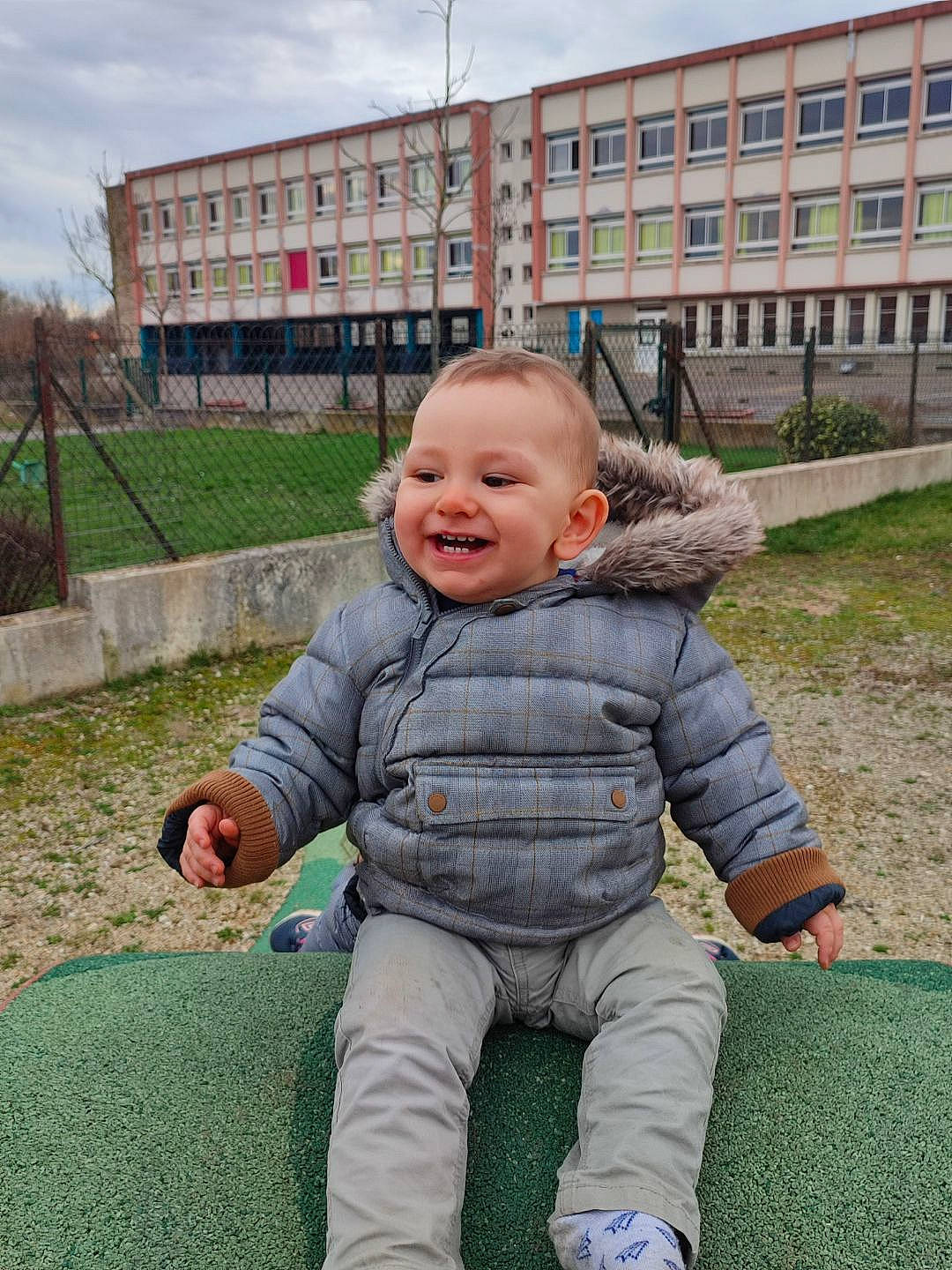 Ezio a rejoint le concours — aidez-le/la à gagner de superbes lots ! baby, baby_toddler_clothing, building, cloud, eye, face, grass, happy, joy, lawn, leg, leisure, people_in_nature, person, plant, recreation, sitting, sky, sleeve, smile